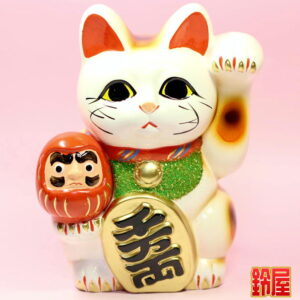 仕事運の開運アイテムであるだるま招き猫の置物1