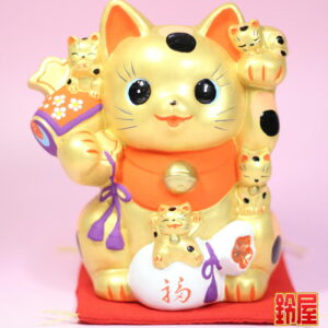 仕事運の開運アイテムである金色の猫づくし招き猫1