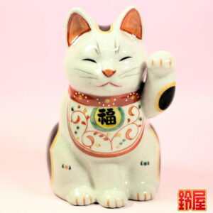 仕事運の開運アイテムである白色の唐草文様招き猫1