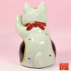 仕事運の開運アイテムである白色の唐草文様招き猫2