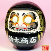 商売繁盛の開運アイテムである開店祝いだるま:左斜め前画像