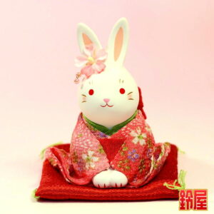 仕事運の開運アイテムであるおじぎ姿のうさぎの置物1