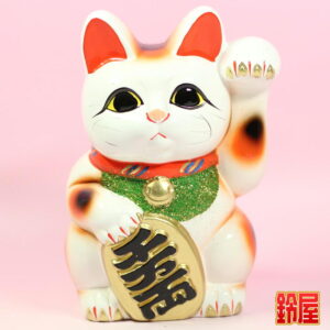 仕事運の開運アイテムである白色の小判猫の置物1