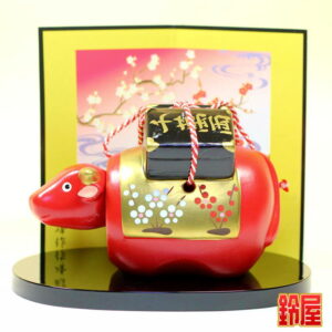 厄除け祈願の開運アイテムである赤べこの置物1