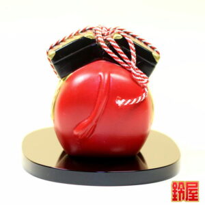 厄除け祈願の開運アイテムである赤べこの置物2