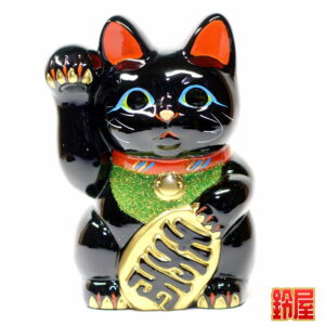 金運アップの開運アイテムである黒色の小判猫の置物1