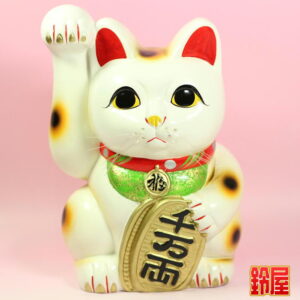 金運上昇の開運アイテムである手長の右手上げ招き猫の置物1