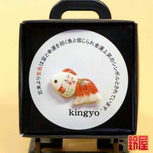 金運上昇の開運アイテムである金魚のピンブローチ1
