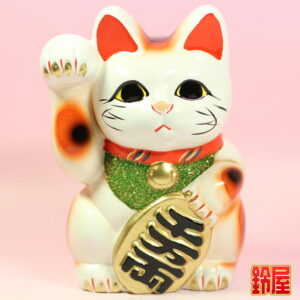 金運アップの開運アイテムである白色の小判猫の置物：右斜め前画像