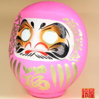 恋愛運の開運アイテムであるピンクの高崎だるま：左斜め前画像