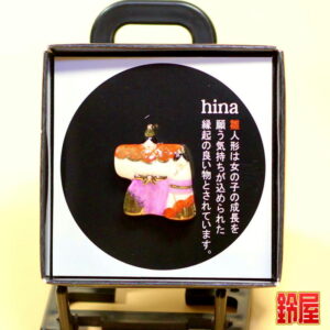 健康運の開運アイテムである雛人形のピンブローチ1