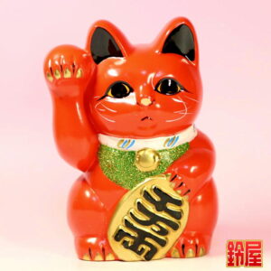 健康運の開運アイテムである赤色の小判猫の置物1
