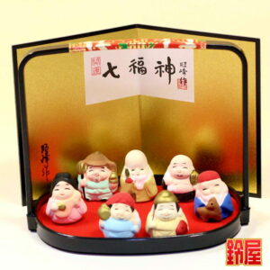 恋愛運の開運アイテムであるコンパクトな七福神の置物1