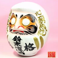 合格祈願の開運アイテムである名入れの合格祈願だるま:左斜め前画像